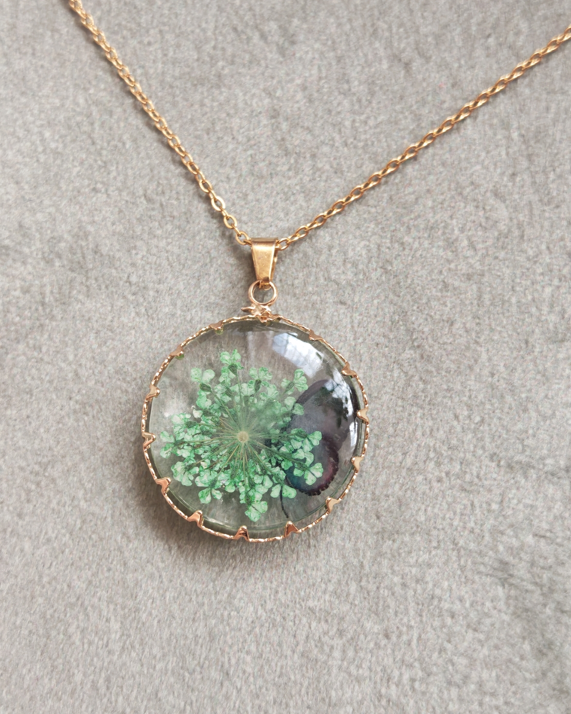 Дамски колиета с малък медальон