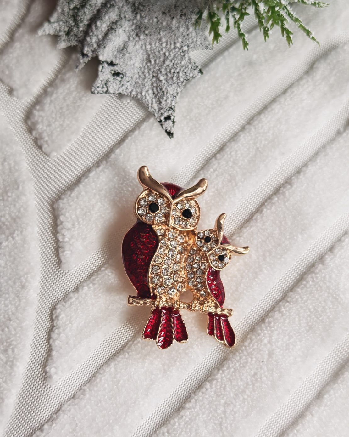 Брошка бухали в червено