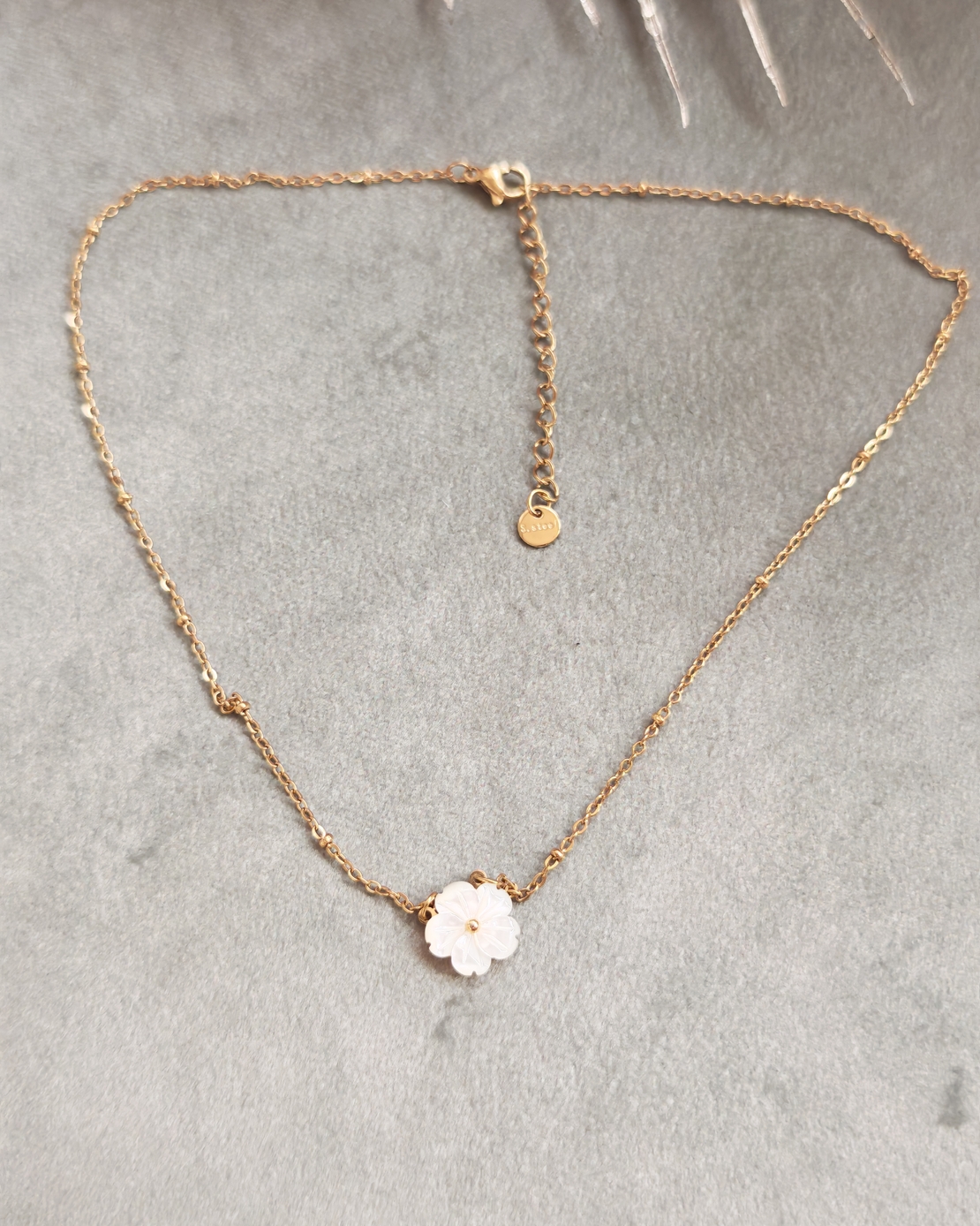 Дамски колиета с малък медальон