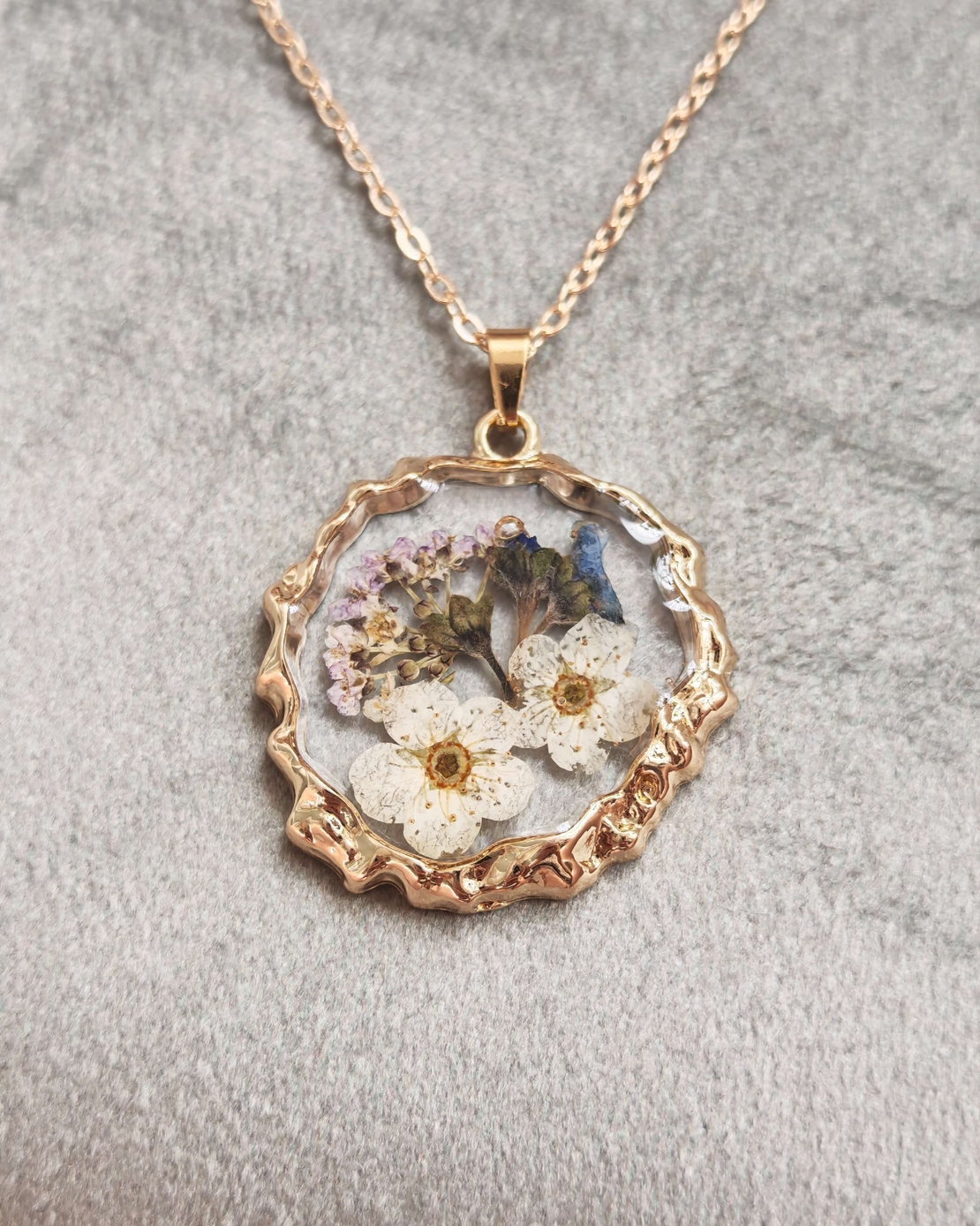 Дамски колиета с малък медальон