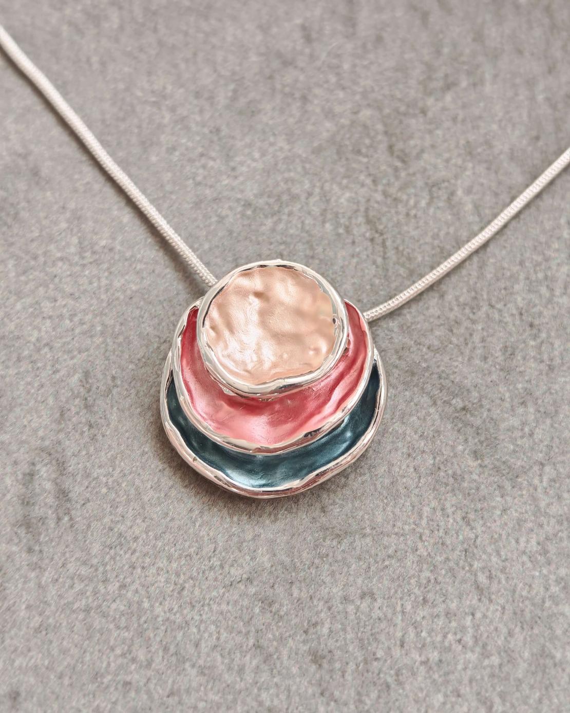 колие с малък медальон