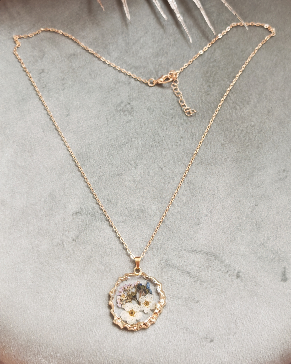 Дамски колиета с малък медальон