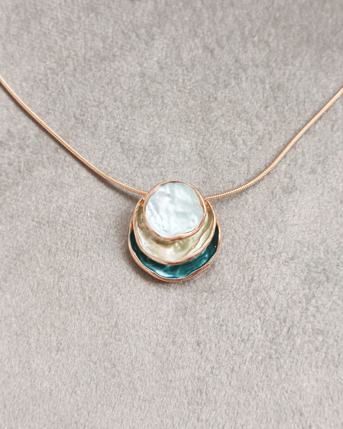 Дамски колиета с малък медальон