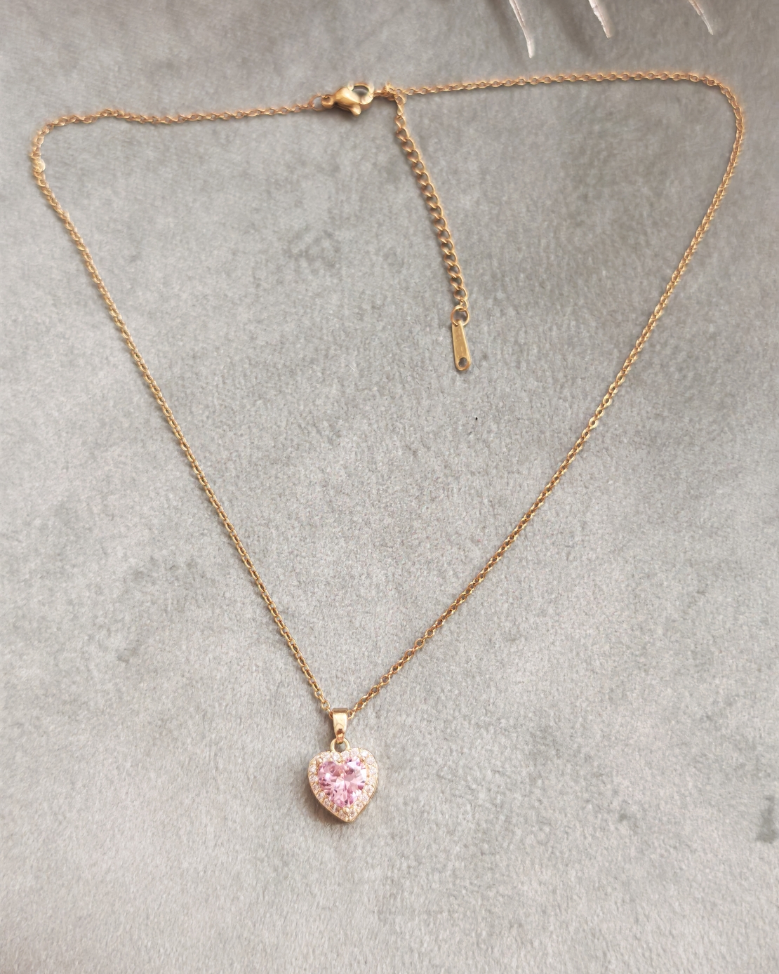 Дамски колиета с малък медальон