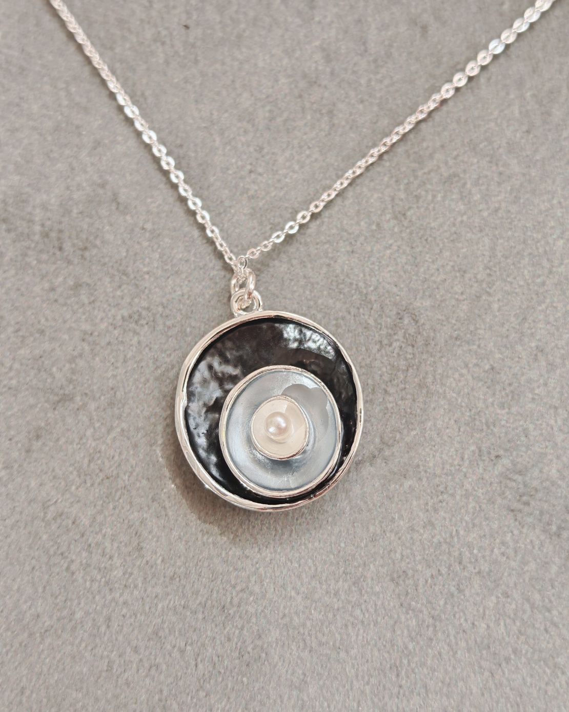 Дамски колиета с малък медальон