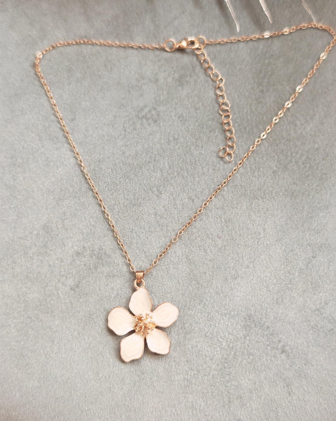 Дамски колиета с малък медальон