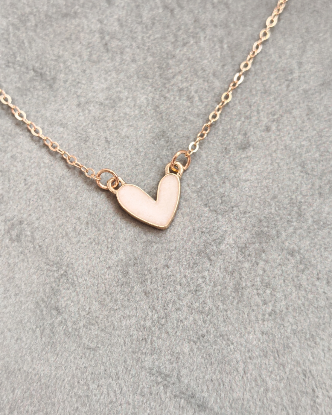 Дамски колиета с малък медальон