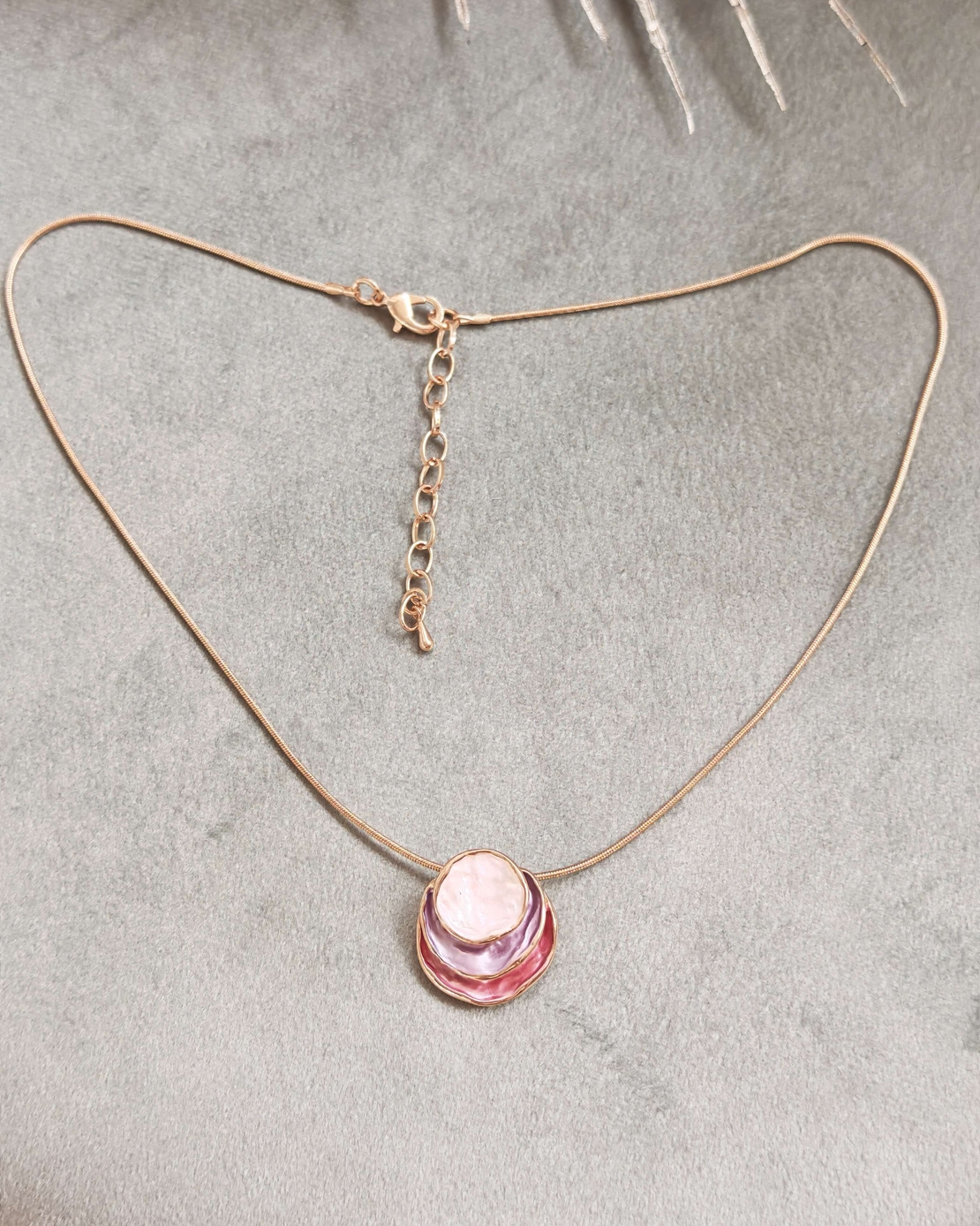 Дамски колиета с малък медальон