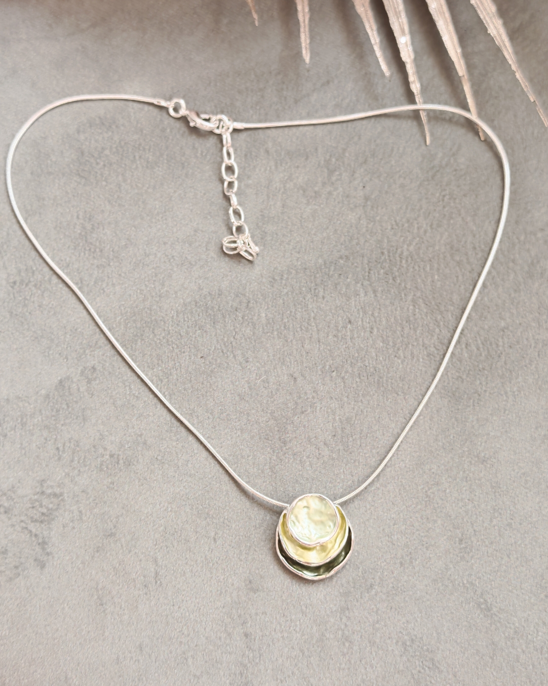 Дамски колиета с малък медальон