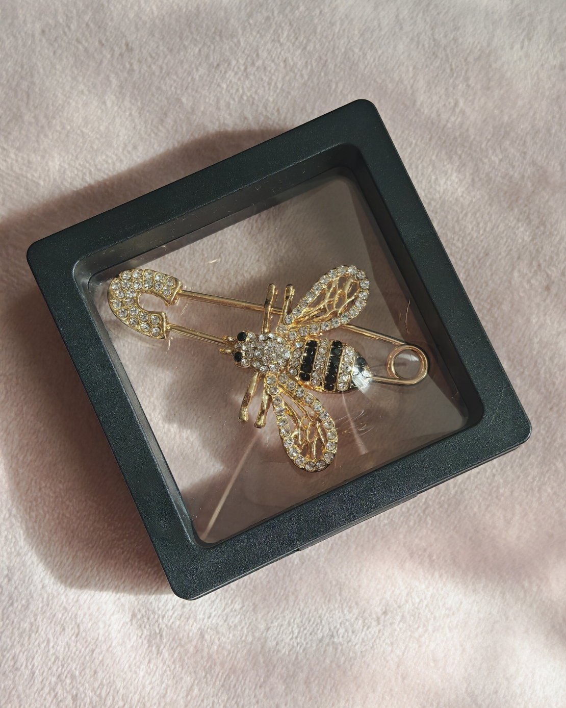 Брошка бръмбар с камъни