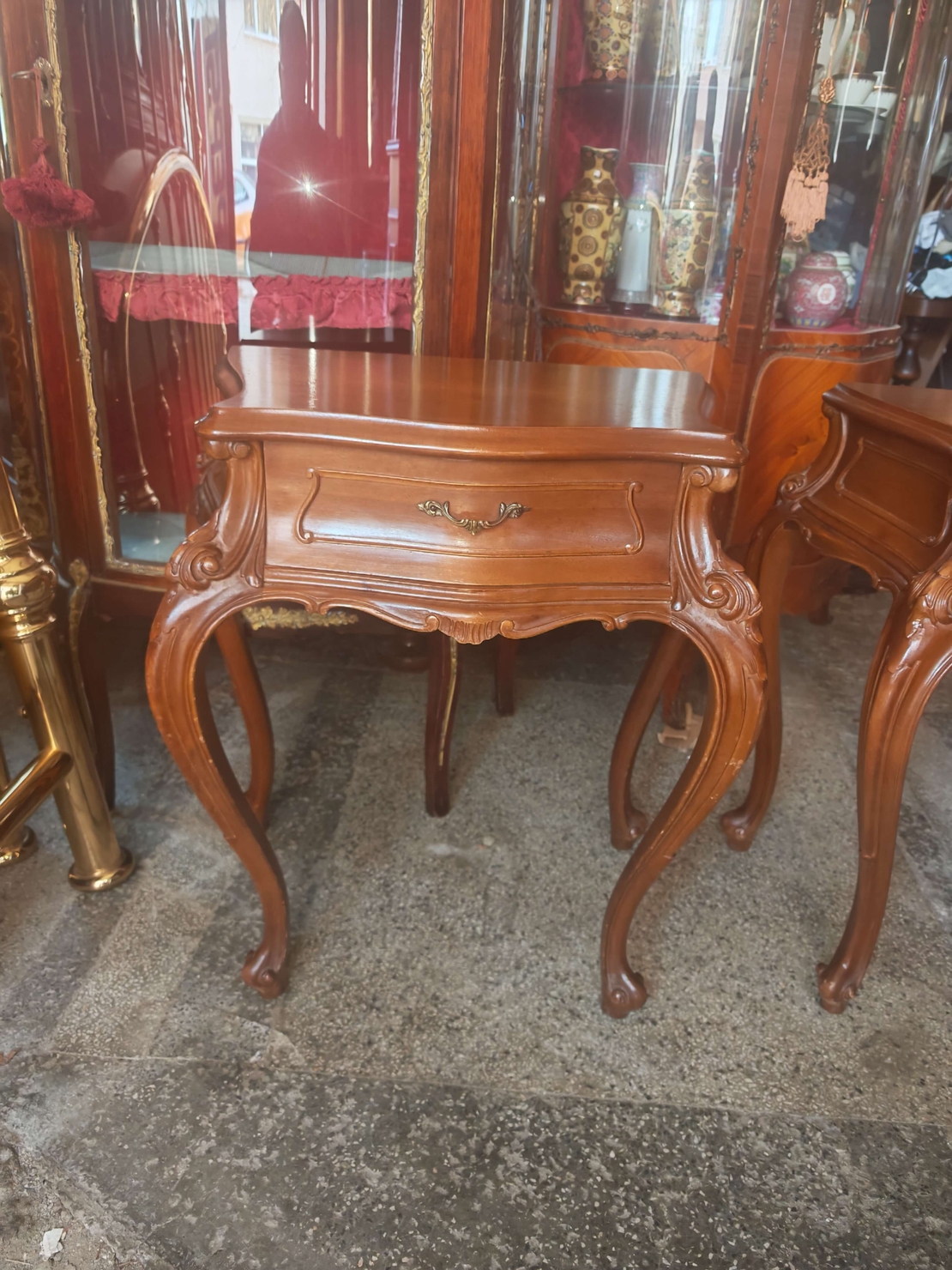 Чифт антикварни нощни шкафчета