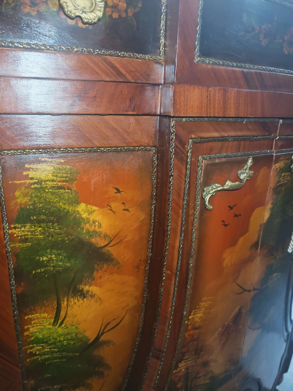 Елегантен бароков комод