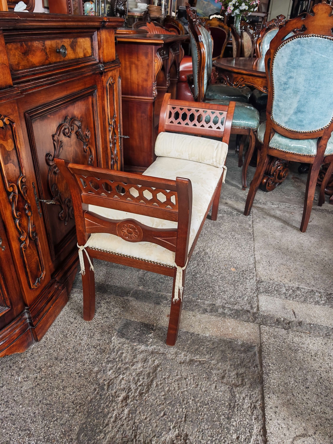 Елегантна класическа пейка