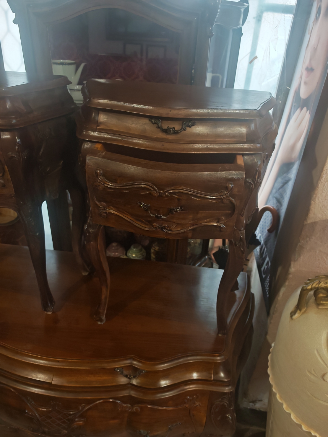 Луксозен комплект Бомбе масив, скрин с две нощни шкафчета