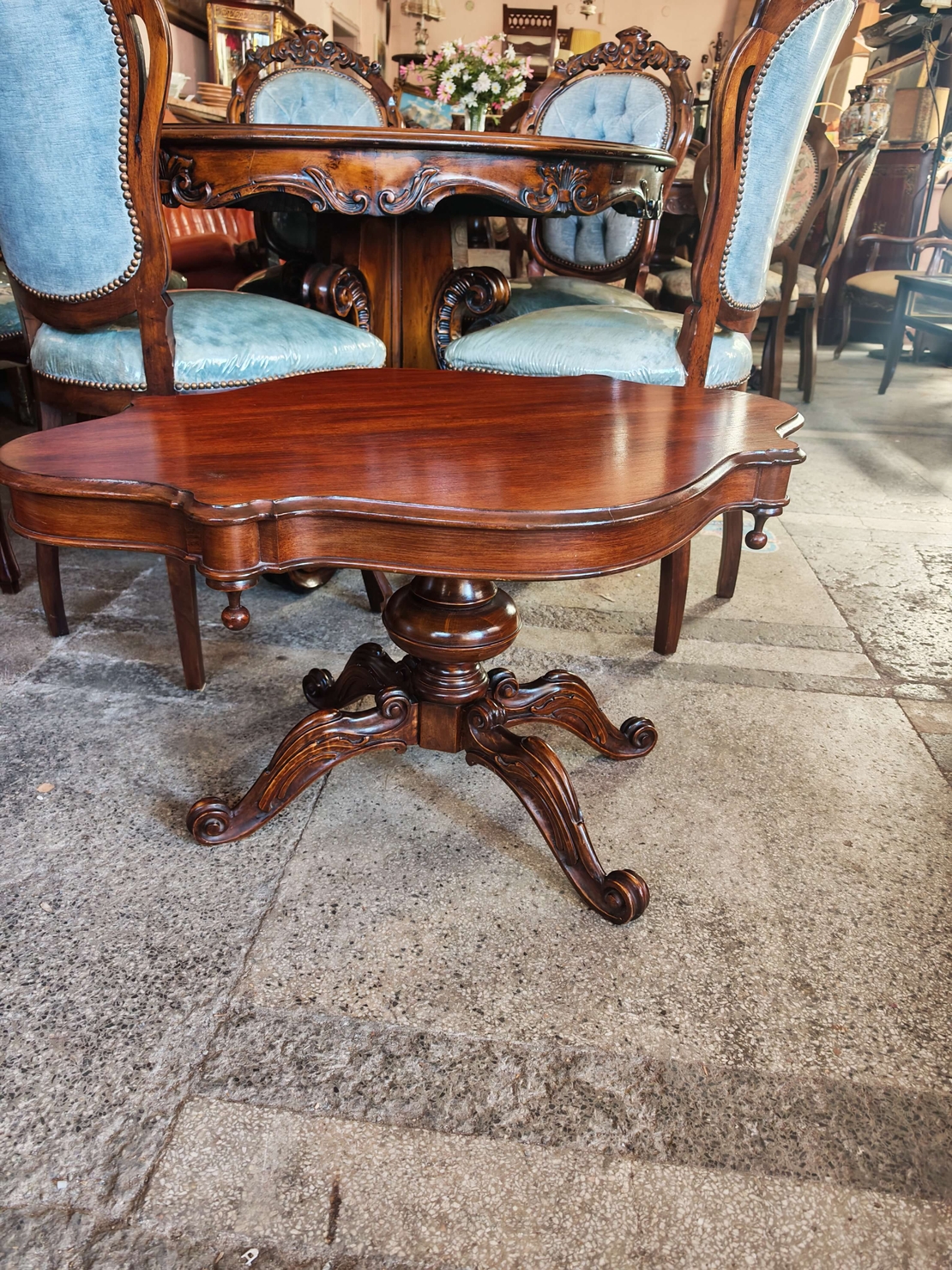 Италианска антикварна холова маса