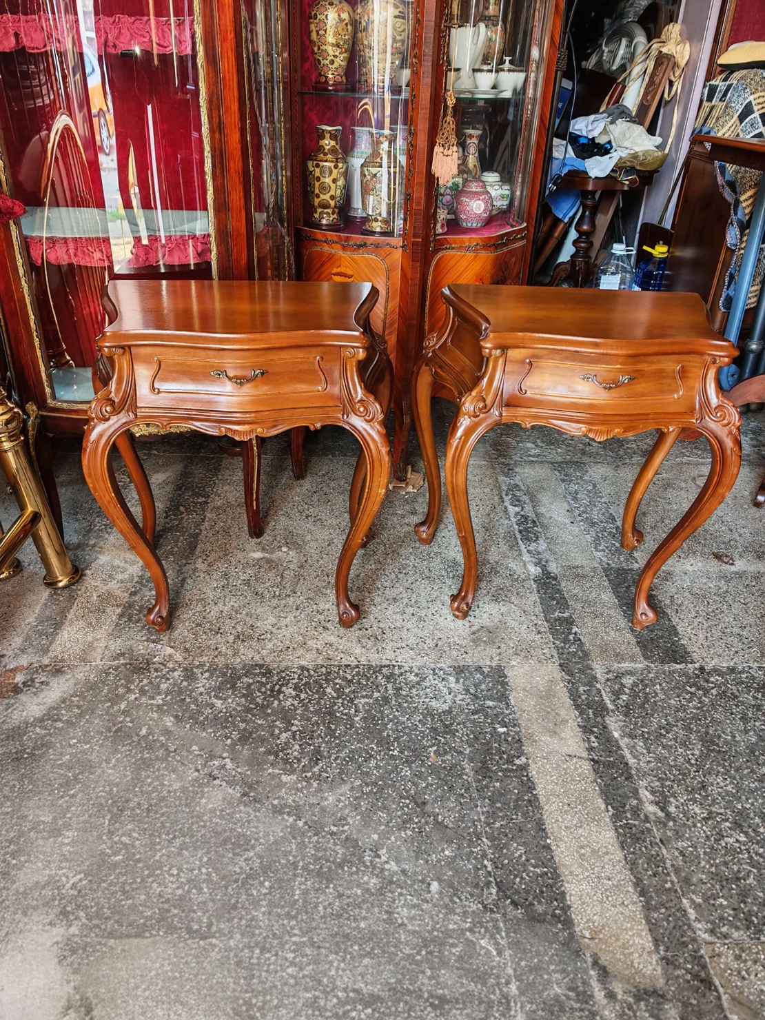 Чифт антикварни нощни шкафчета