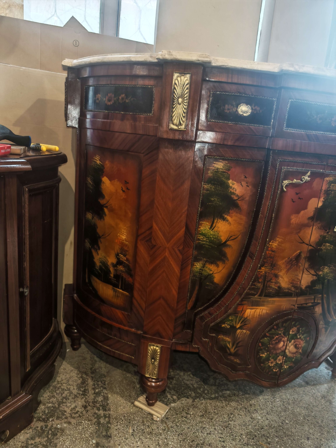 Елегантен бароков комод