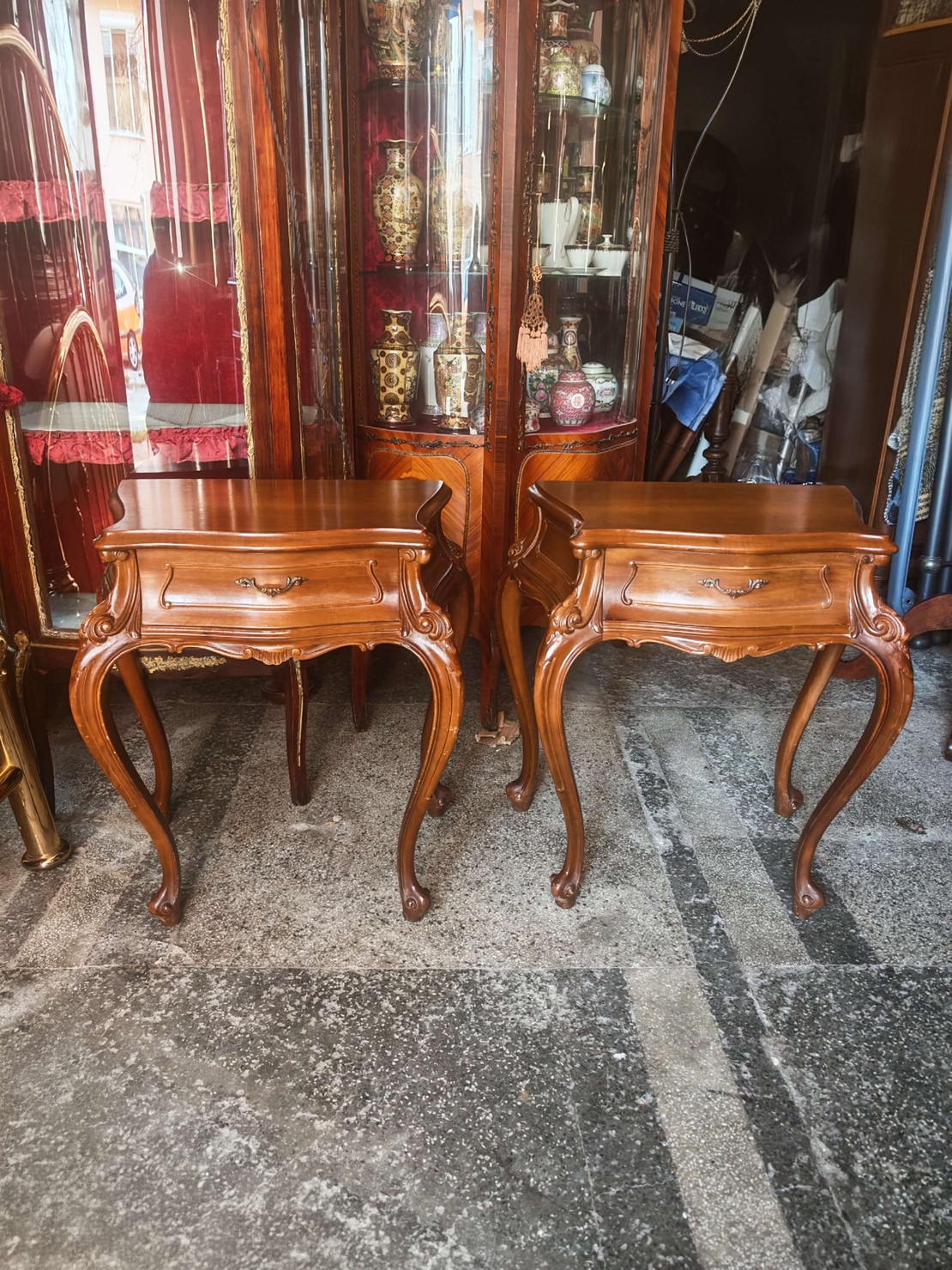 Чифт антикварни нощни шкафчета