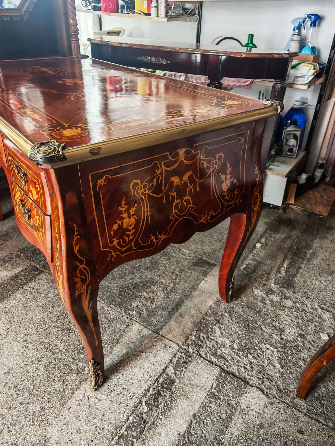 Антикварно бюро и кресло