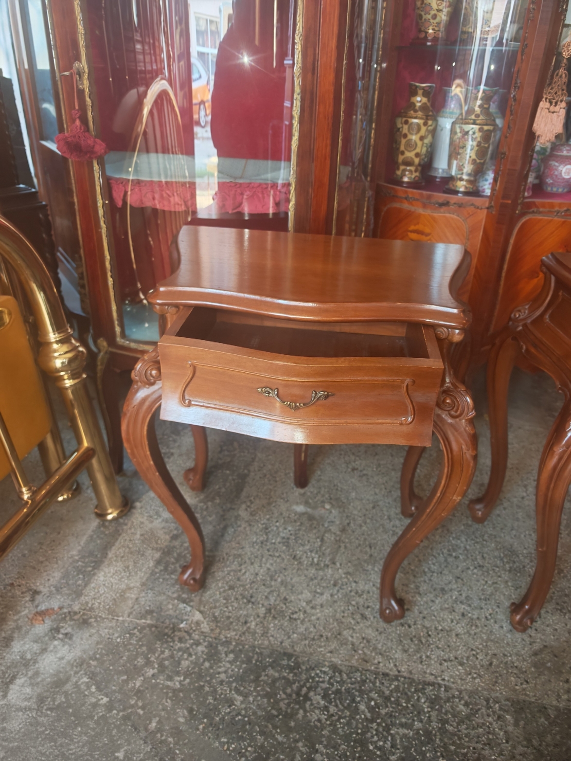 Чифт антикварни нощни шкафчета