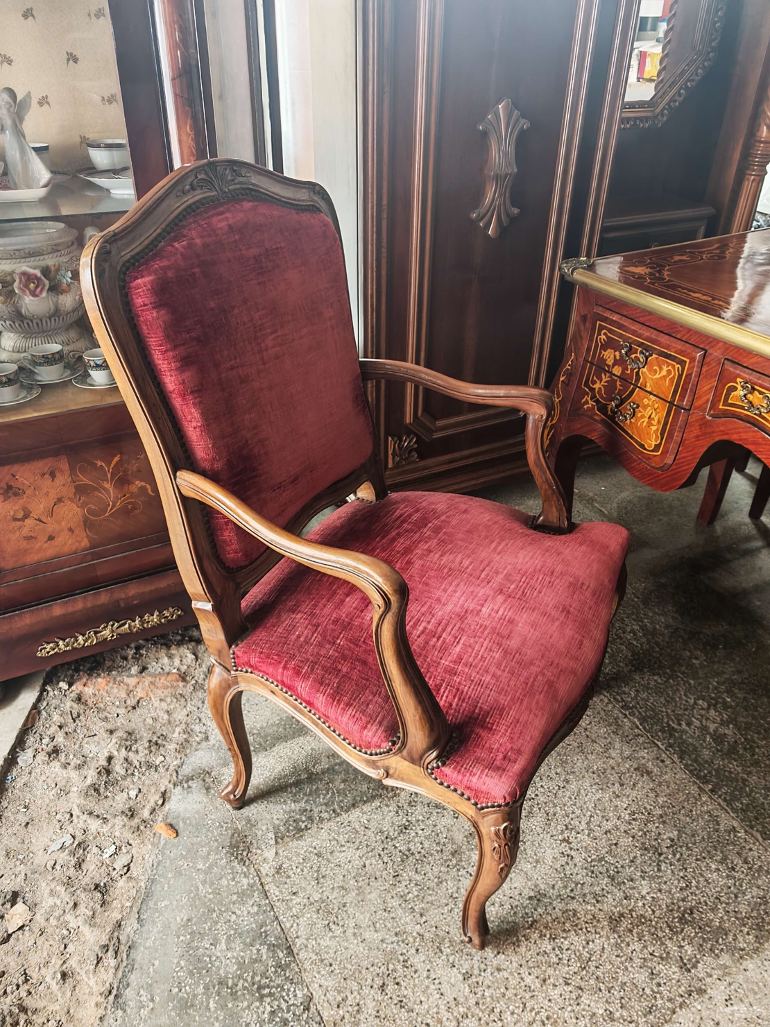 Антикварно бюро и кресло