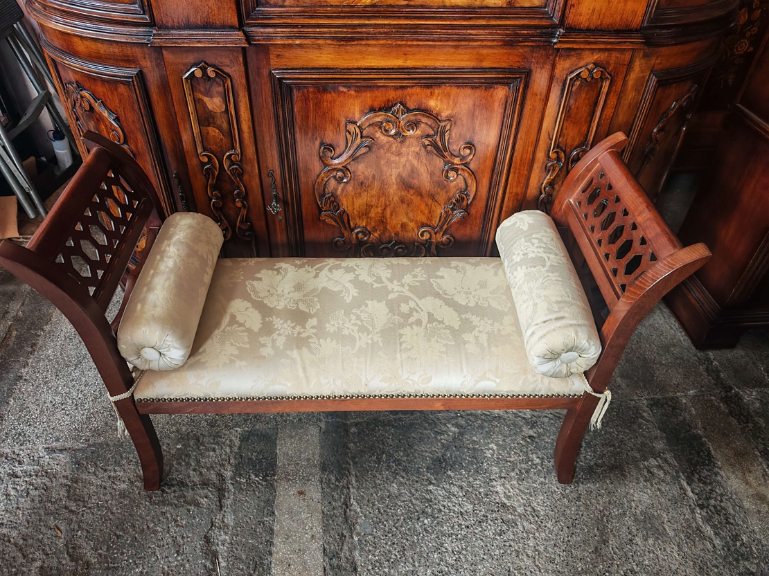 Елегантна класическа пейка