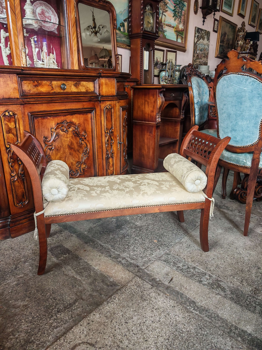 Елегантна класическа пейка