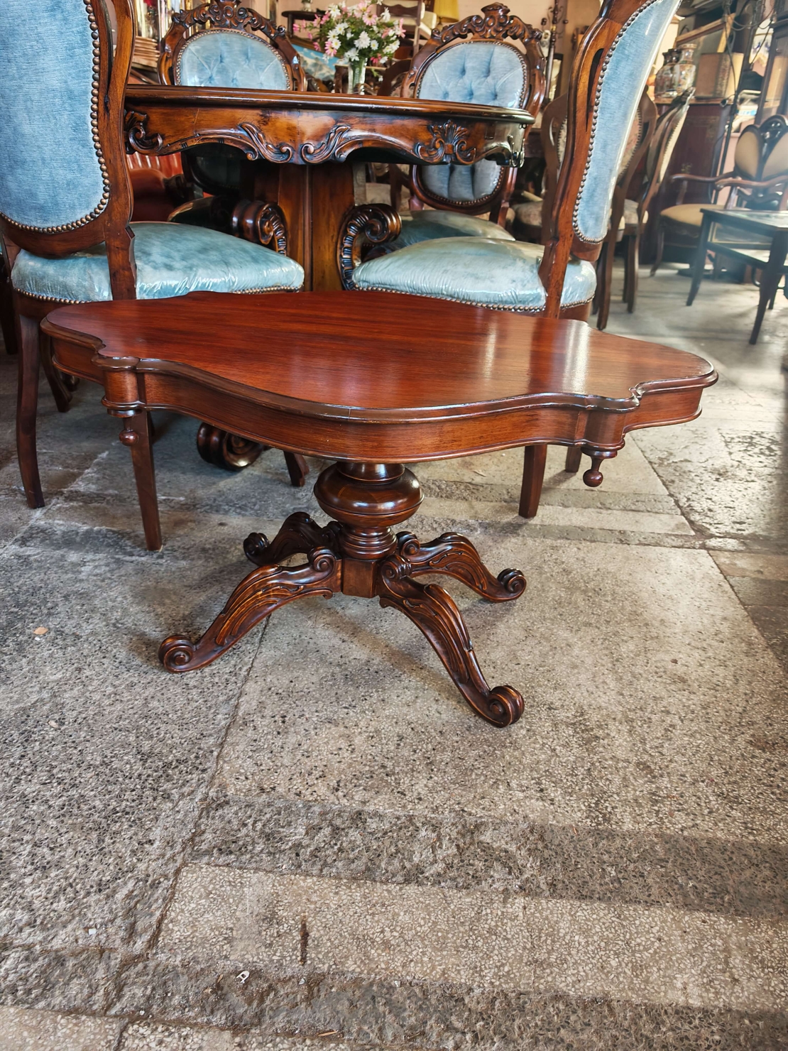 Италианска антикварна холова маса