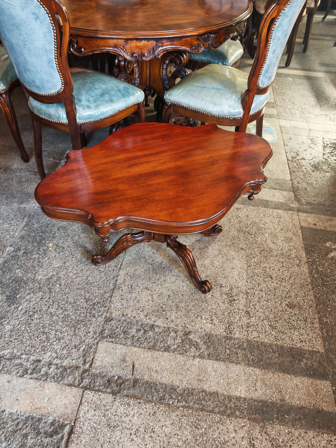 Италианска антикварна холова маса