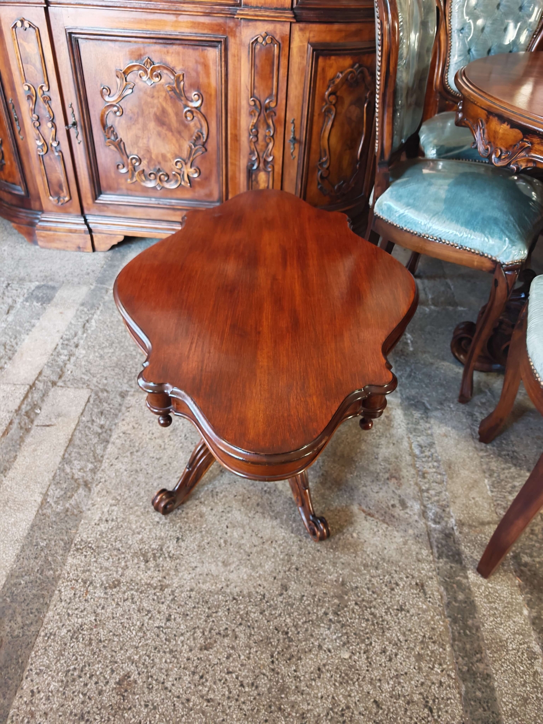 Италианска антикварна холова маса