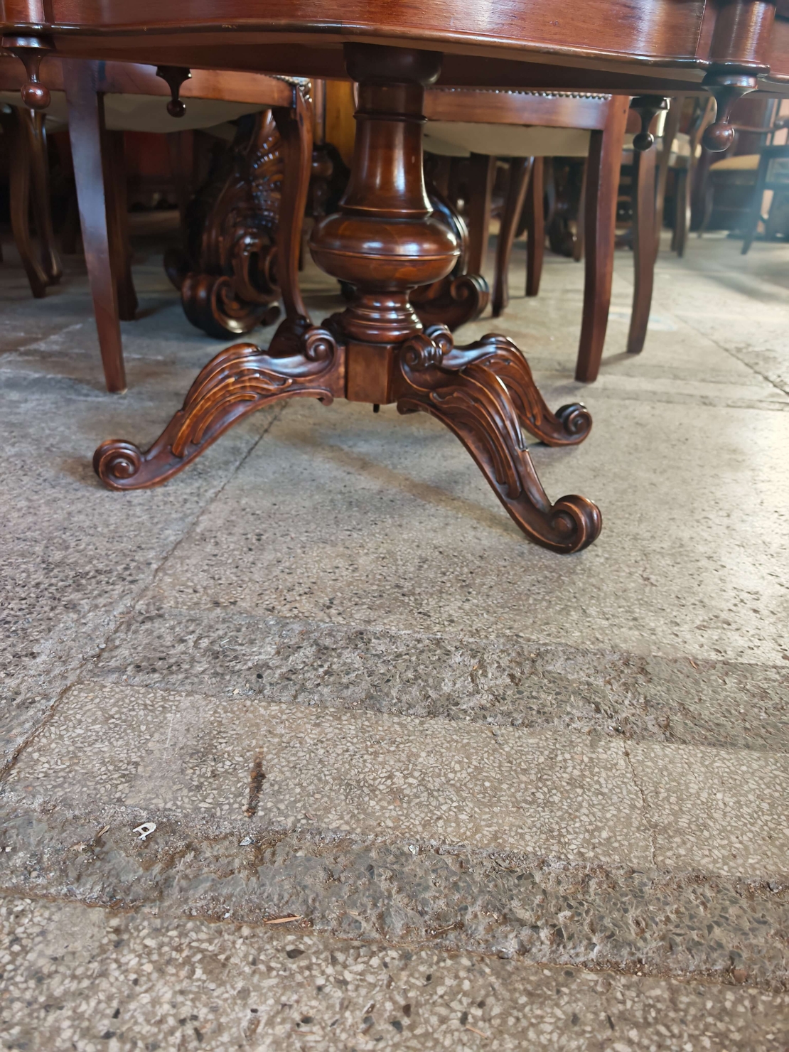 Италианска антикварна холова маса