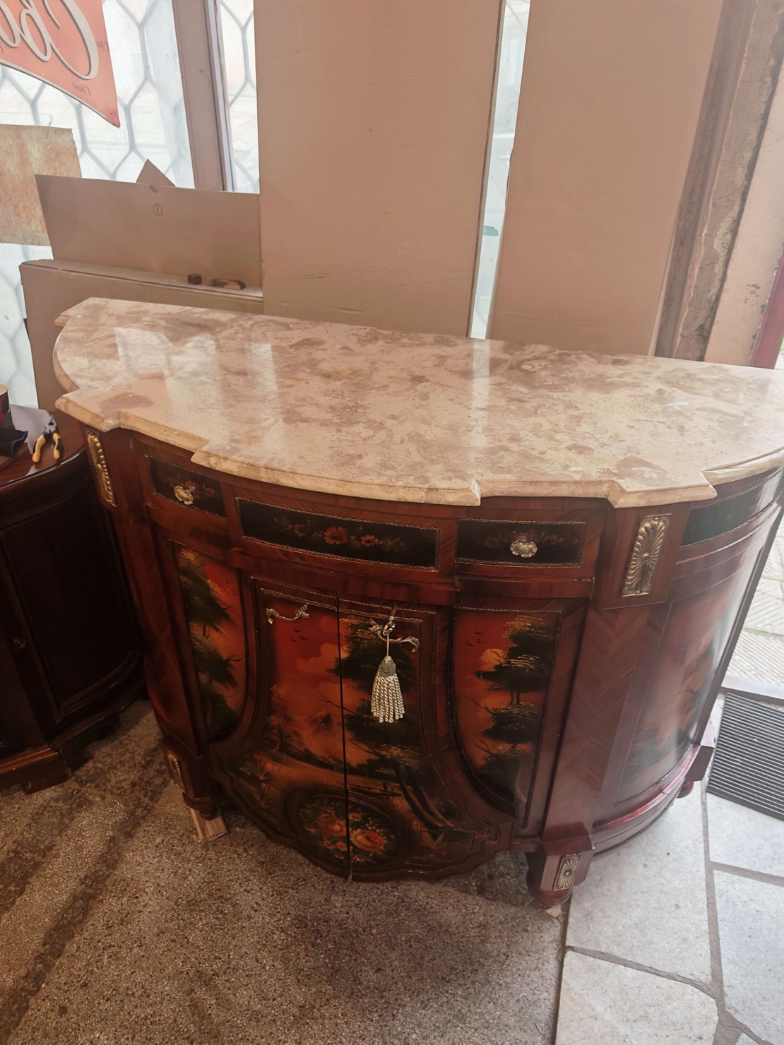 Елегантен бароков комод