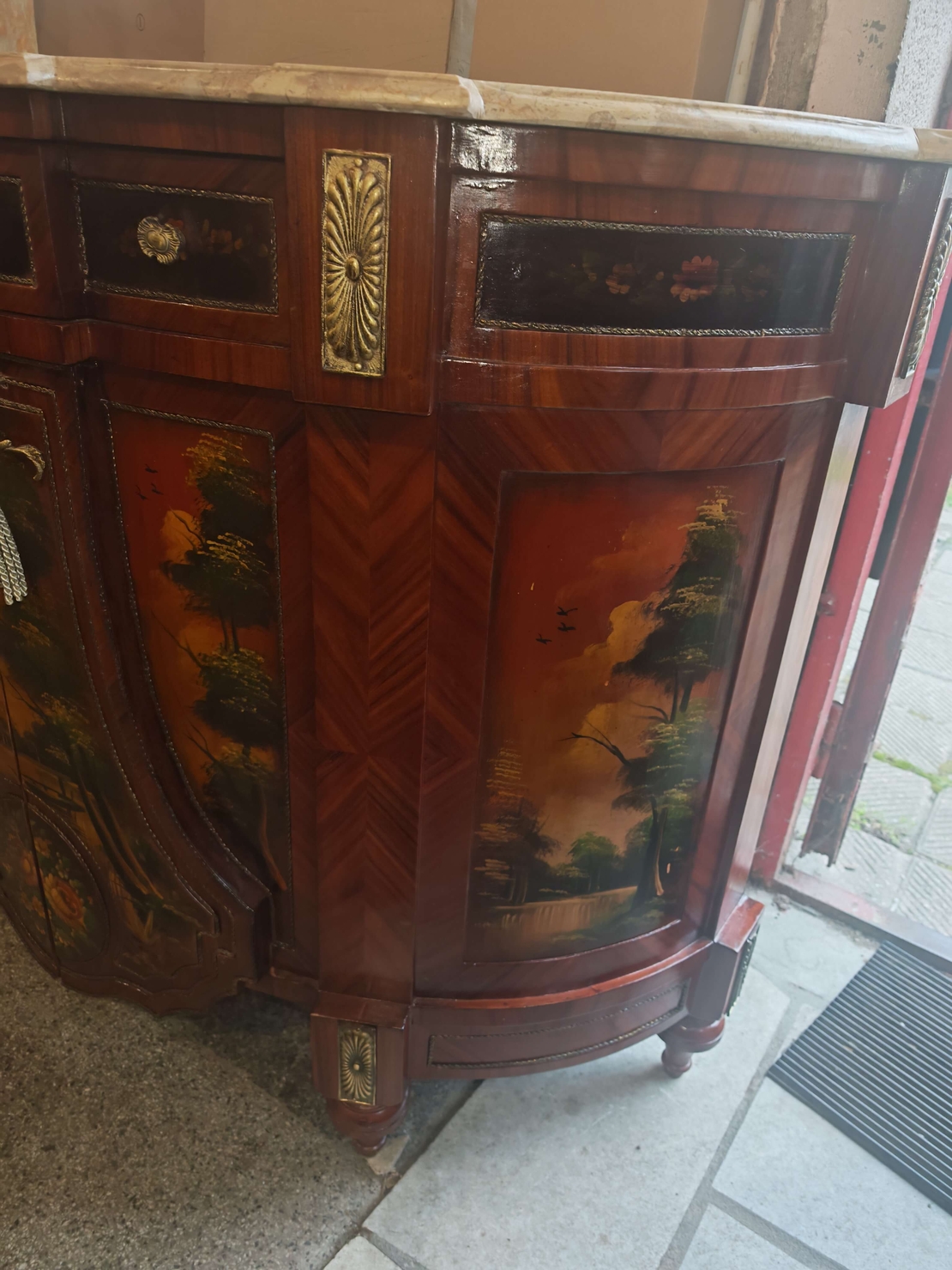 Елегантен бароков комод