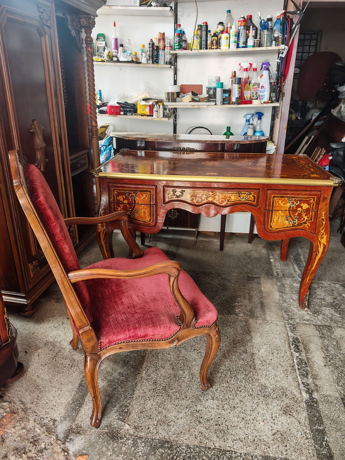 Антикварно бюро и кресло