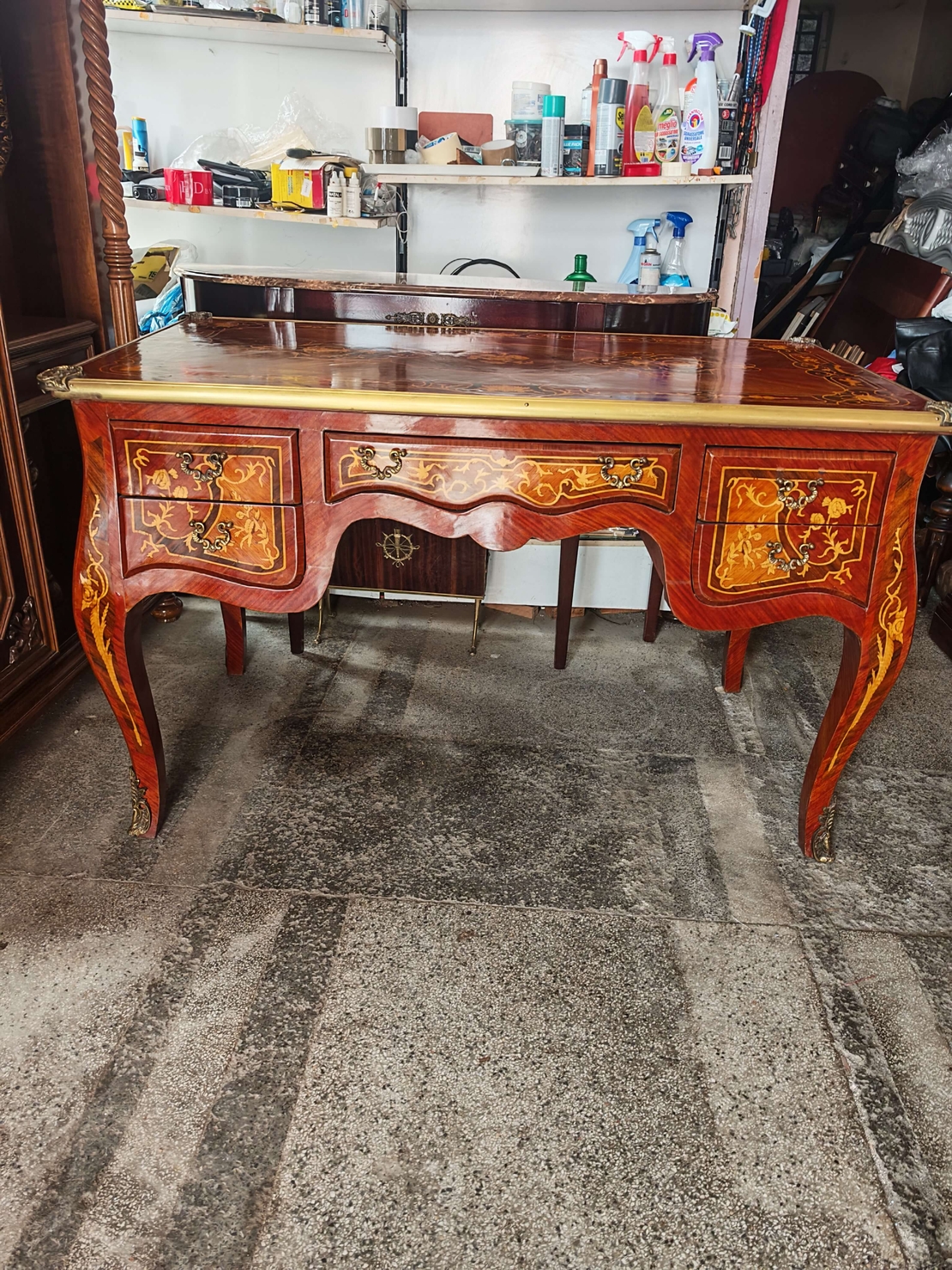 Антикварно бюро и кресло