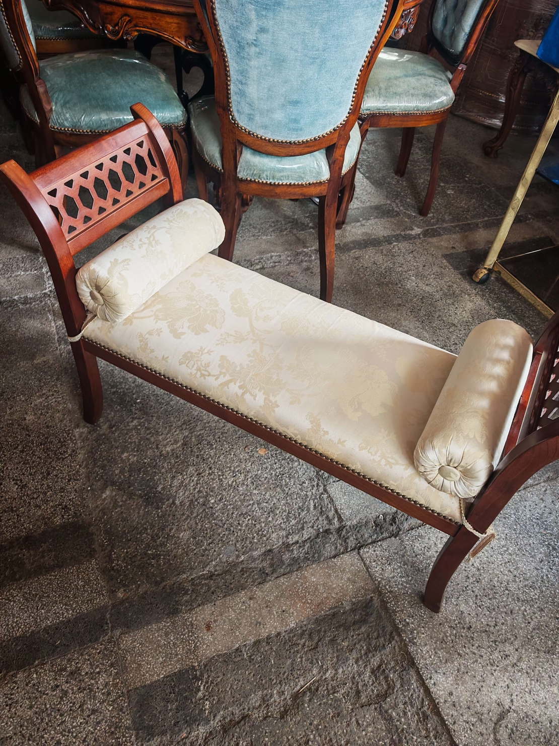 Елегантна класическа пейка