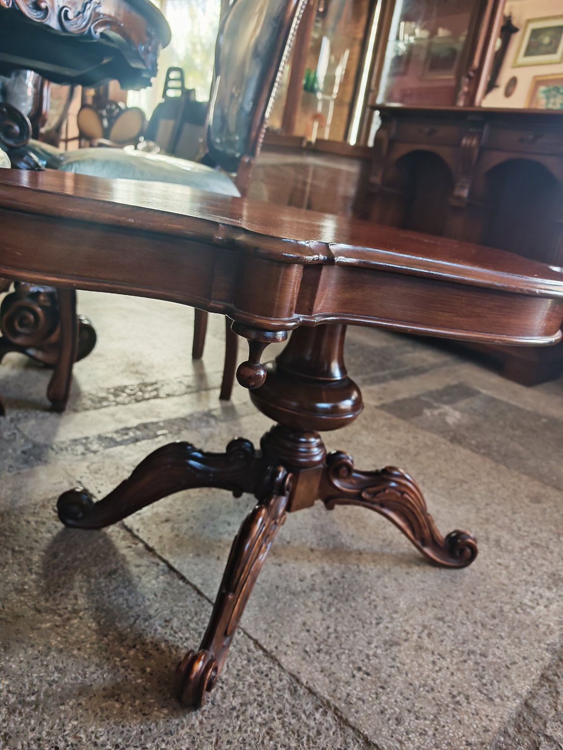 Италианска антикварна холова маса