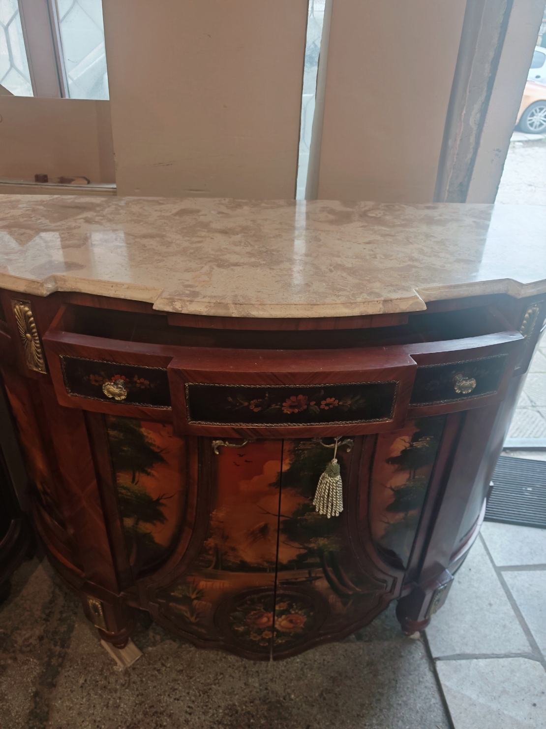 Елегантен бароков комод