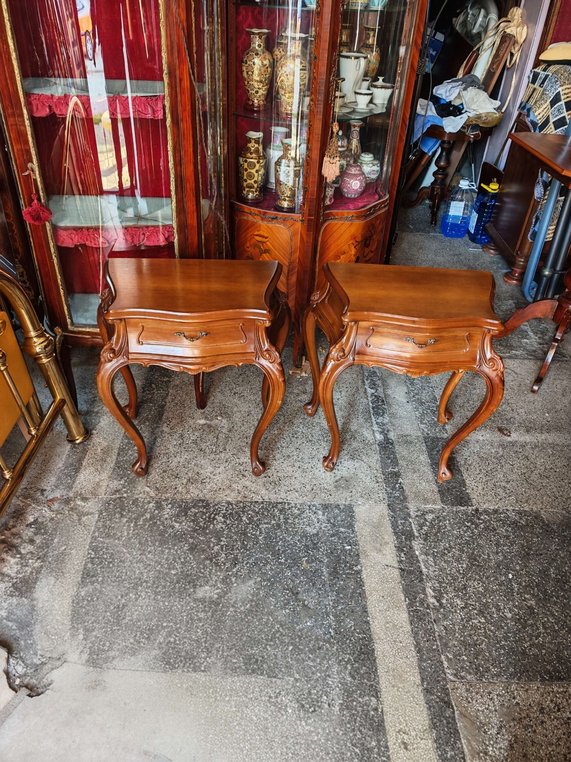 Чифт антикварни нощни шкафчета