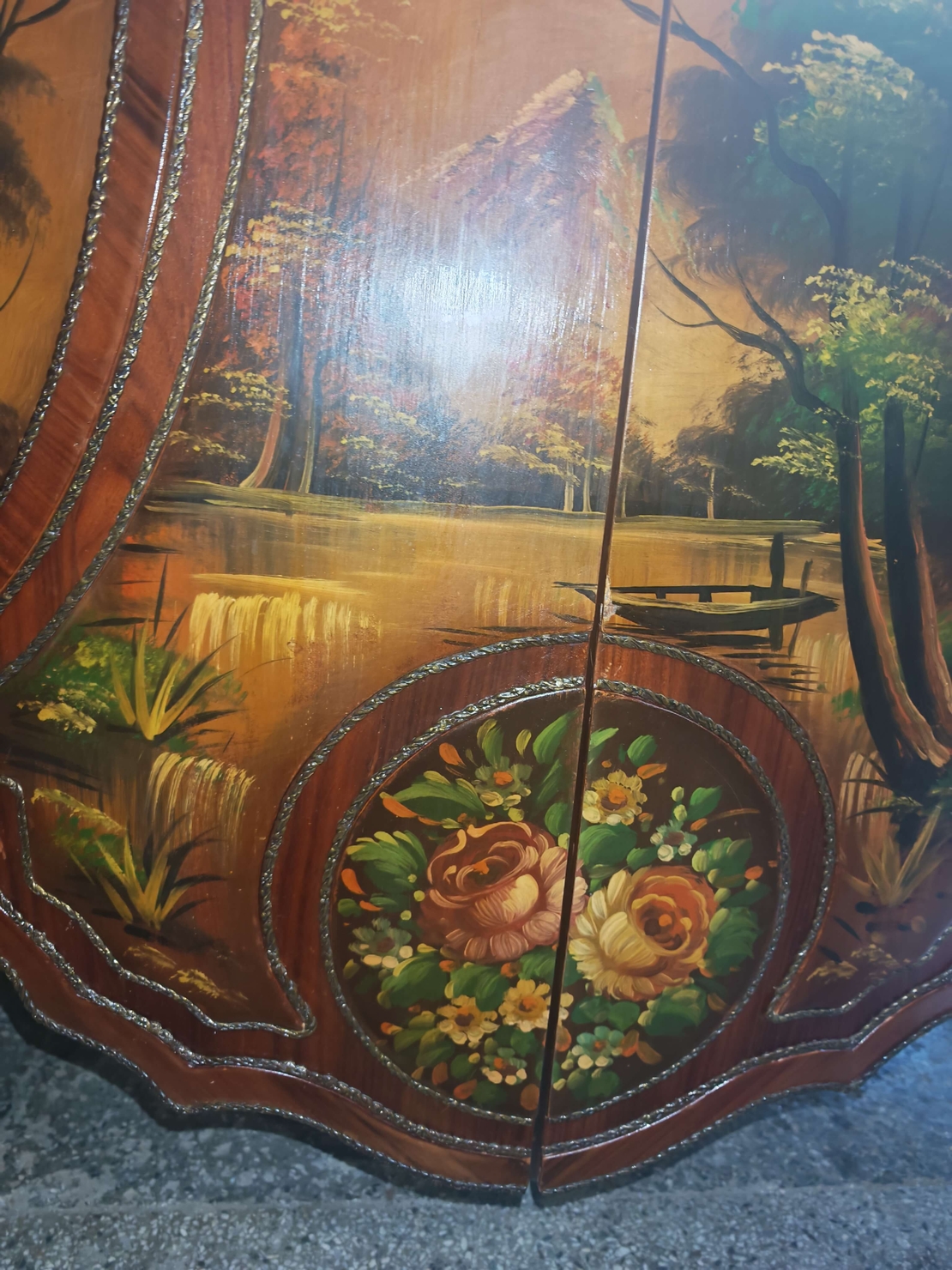 Елегантен бароков комод