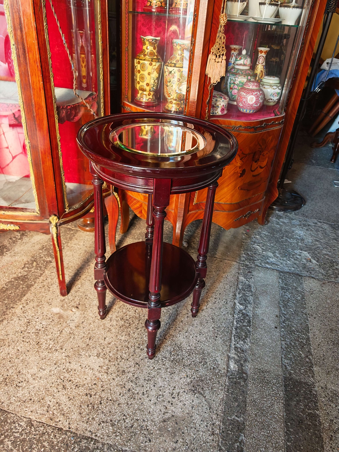 Антикварна помощна масичка