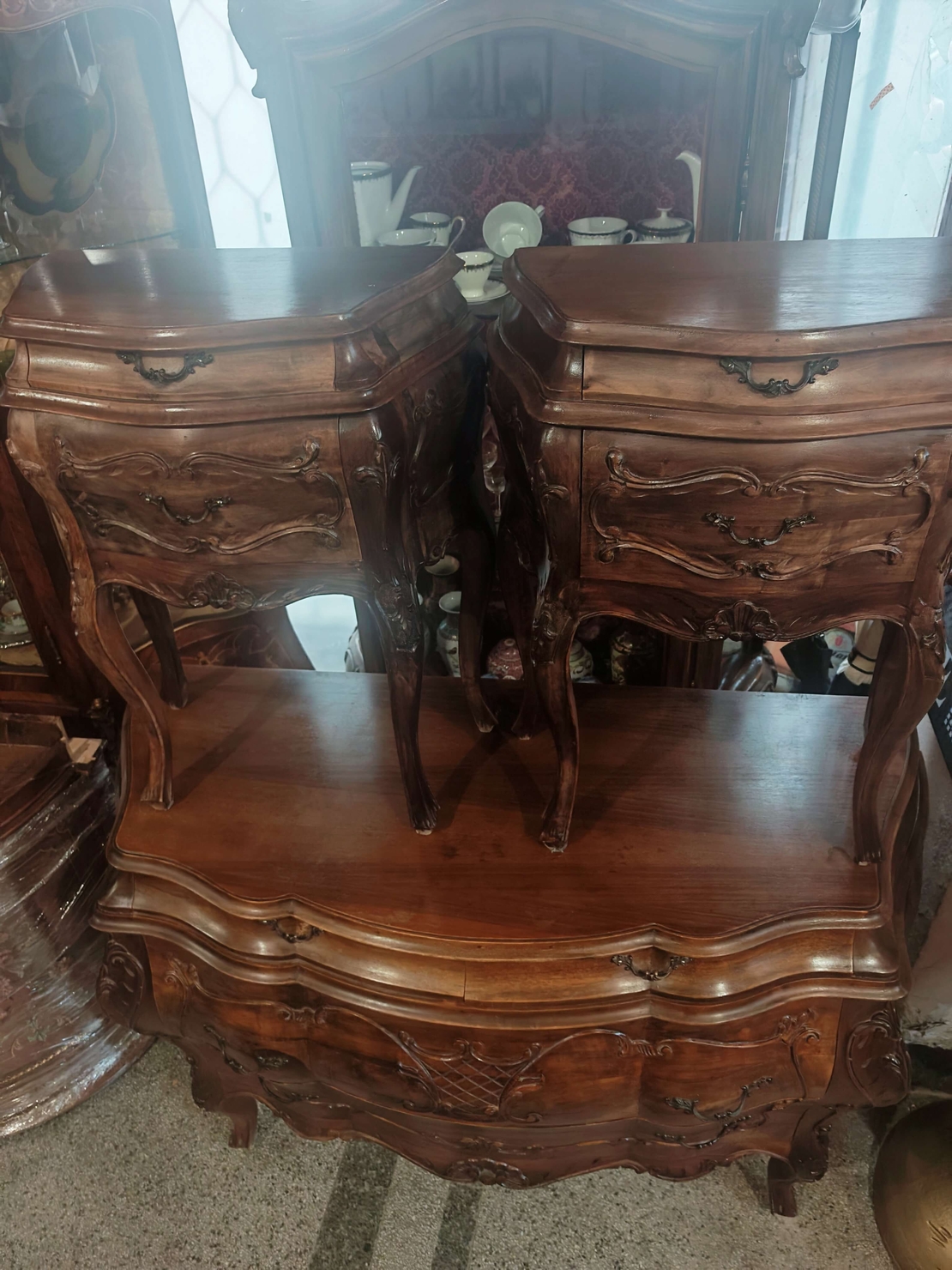 Луксозен комплект Бомбе масив, скрин с две нощни шкафчета