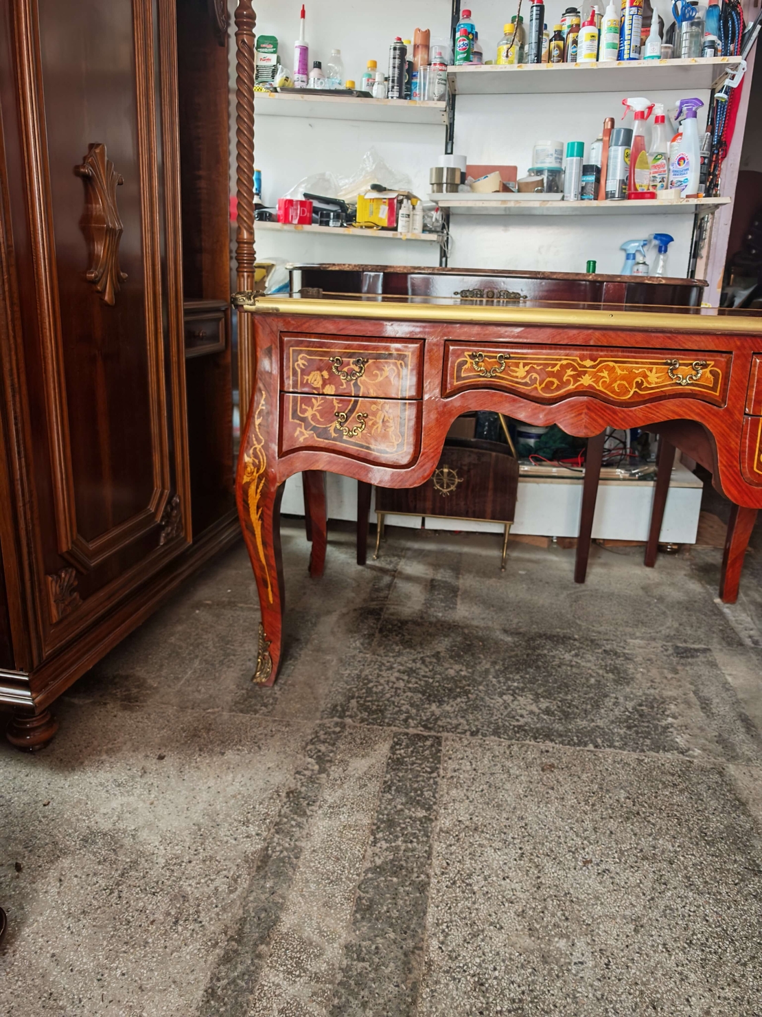 Антикварно бюро и кресло