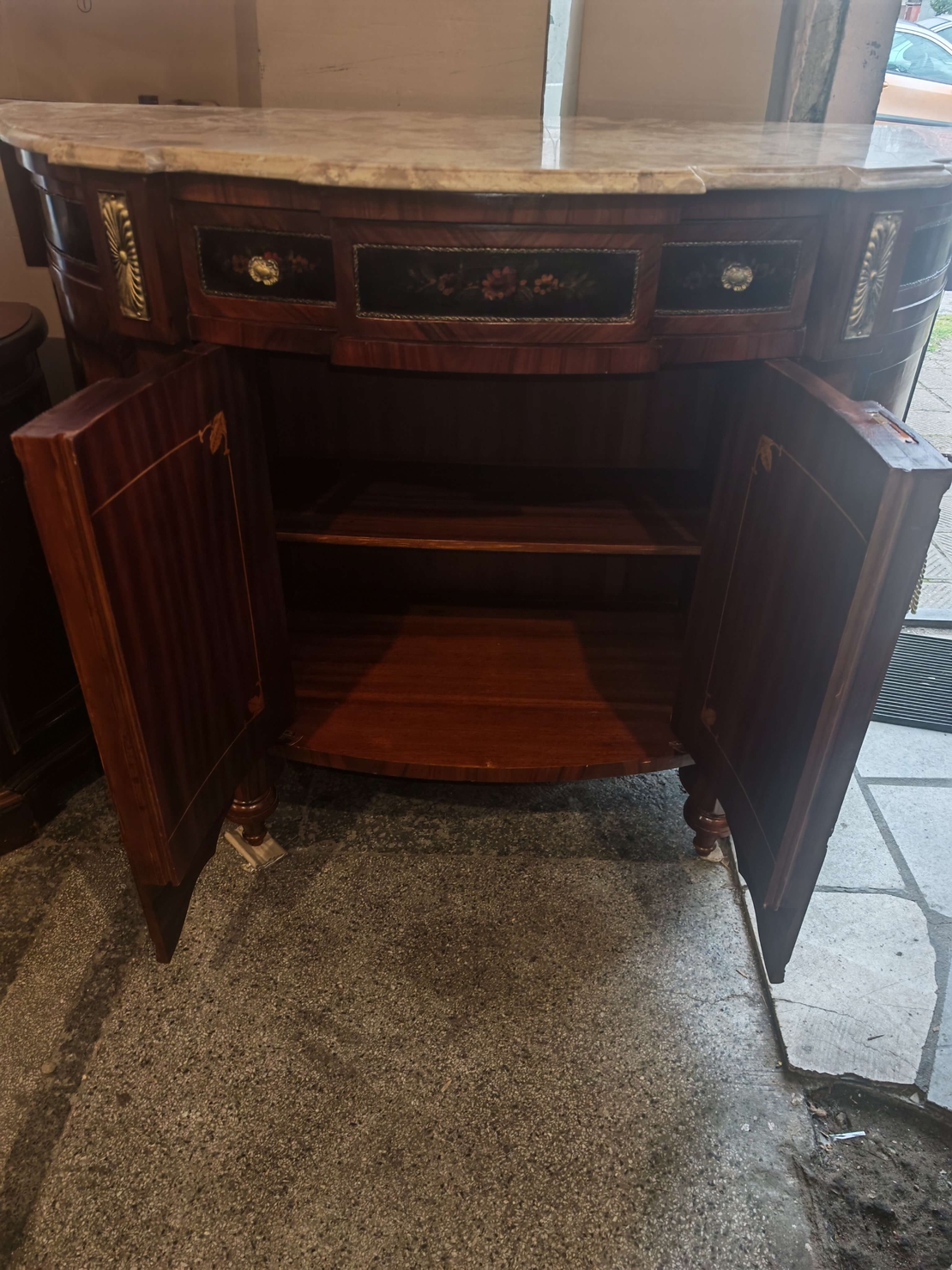 Елегантен бароков комод