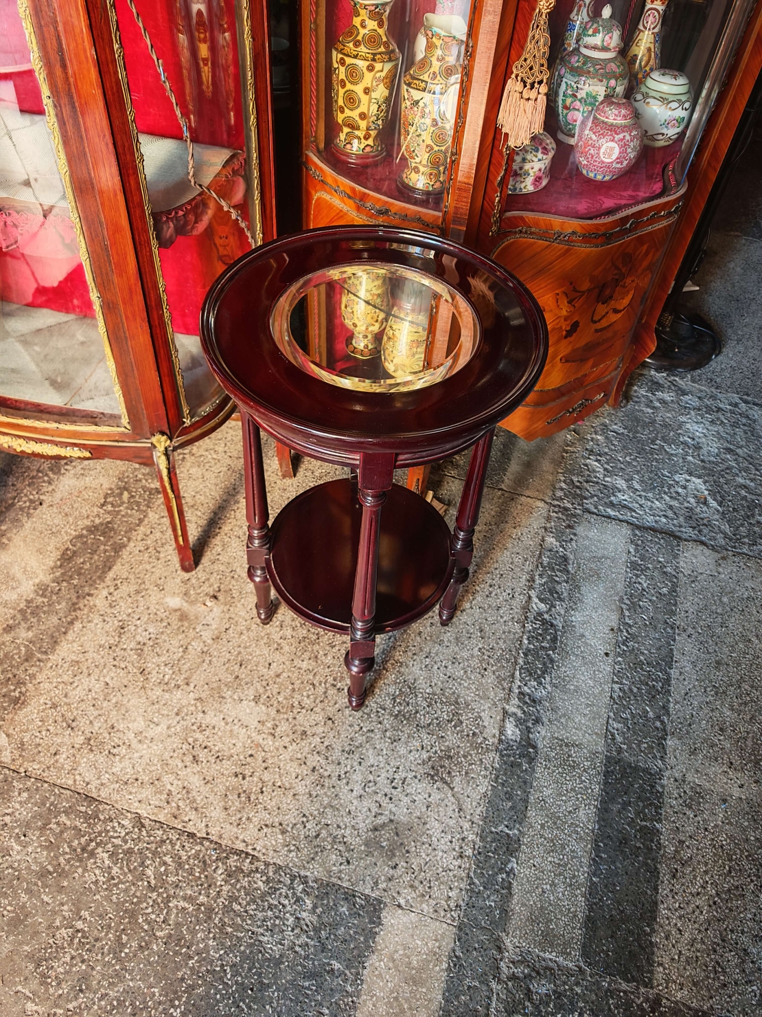 Антикварна помощна масичка