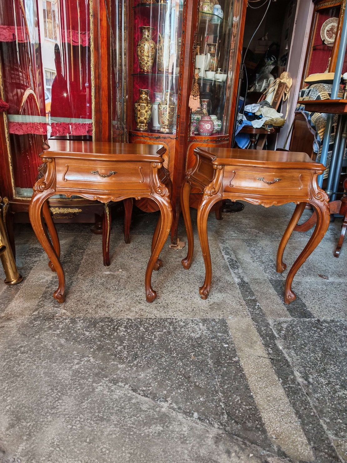 Чифт антикварни нощни шкафчета