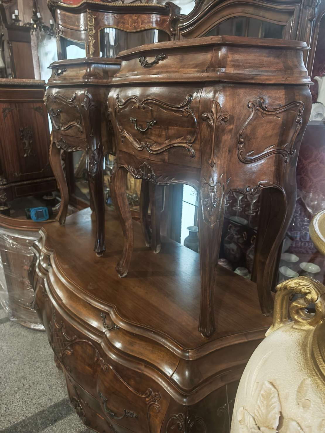 Луксозен комплект Бомбе масив, скрин с две нощни шкафчета