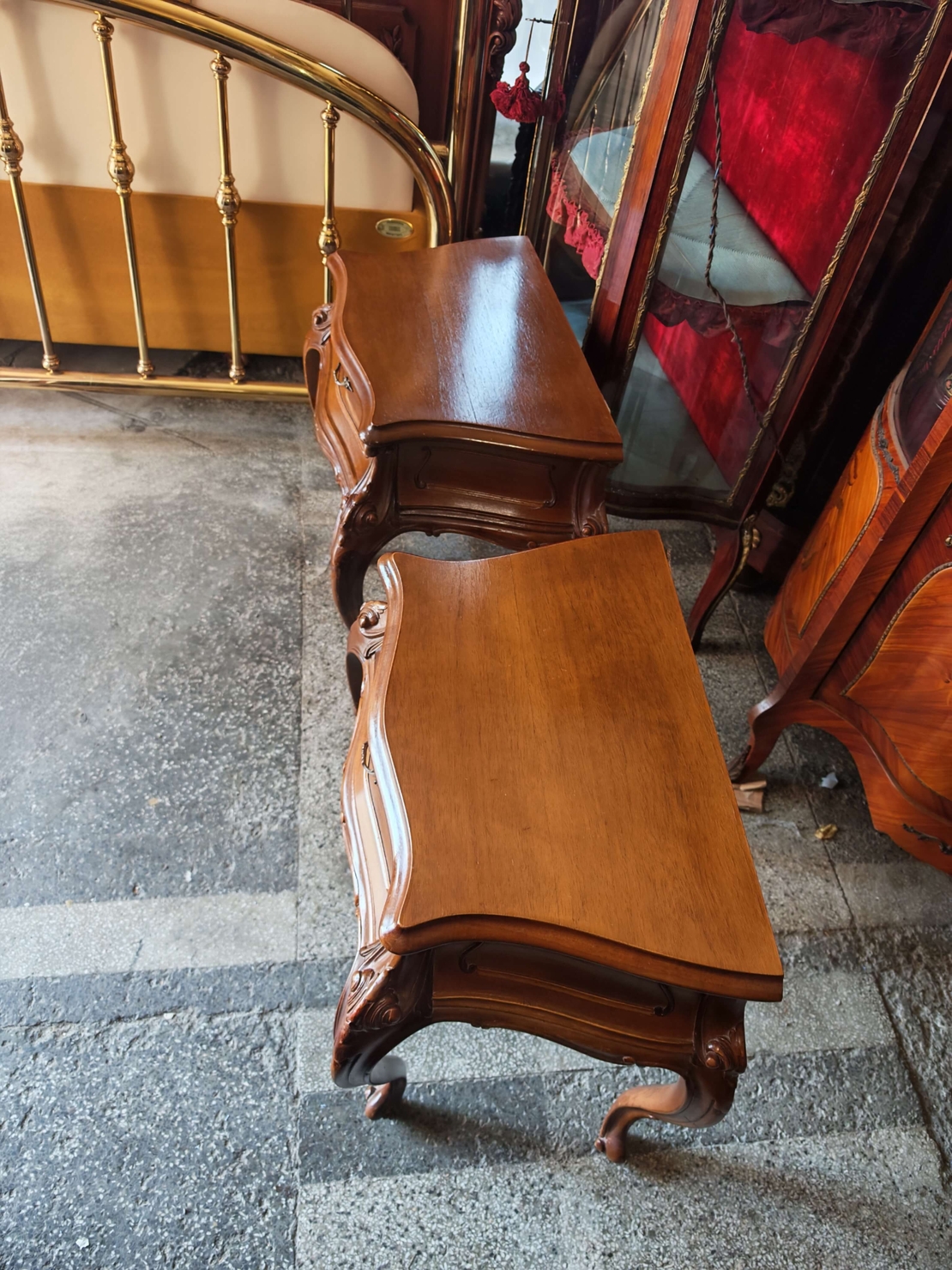 Чифт антикварни нощни шкафчета