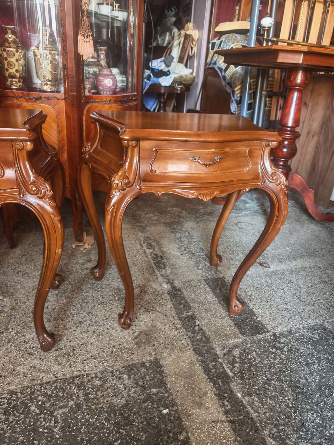 Чифт антикварни нощни шкафчета