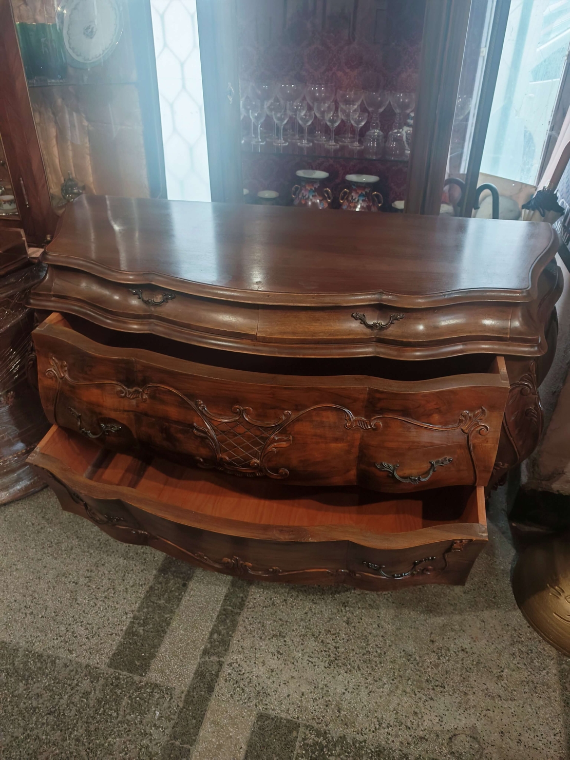 Луксозен комплект Бомбе масив, скрин с две нощни шкафчета